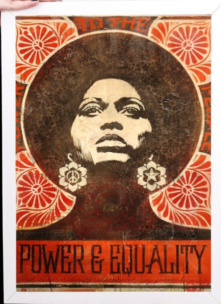 quadro Quadro tem desenhado uma mulher negra, com bastante black power, olhando para cima. O quadro é em tons de vermelho. Embaixo, o escrito