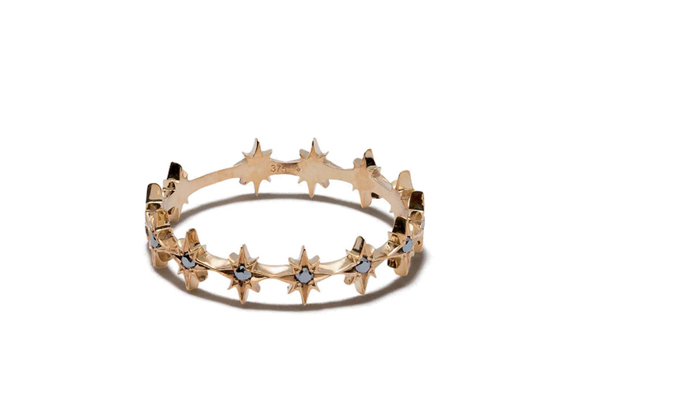 safira.png Um anel em formato de coroa dourado, com estrelas e pedras