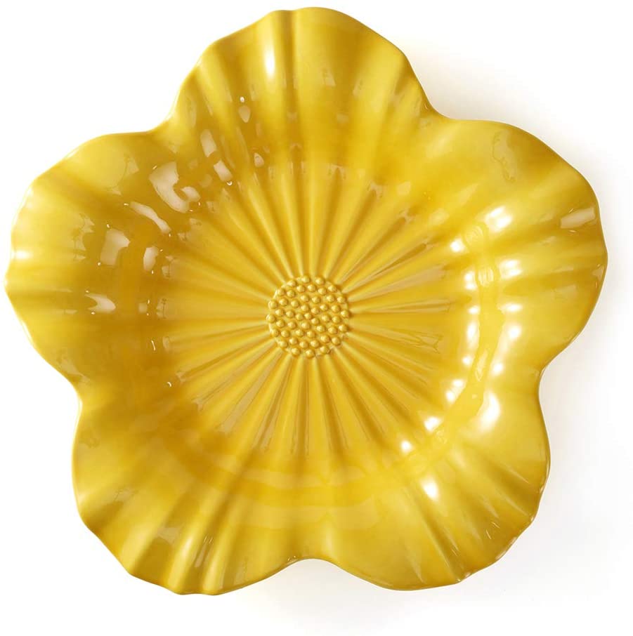 Uma travessa amarela em formato de flor