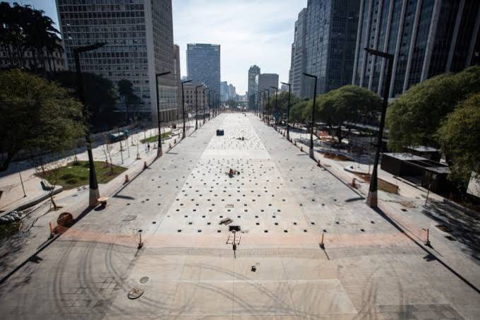 Imagem mostra o Vale do Anhangabaú reofrmado, com o pavimento cimentado no centro e os prédios ao redor.