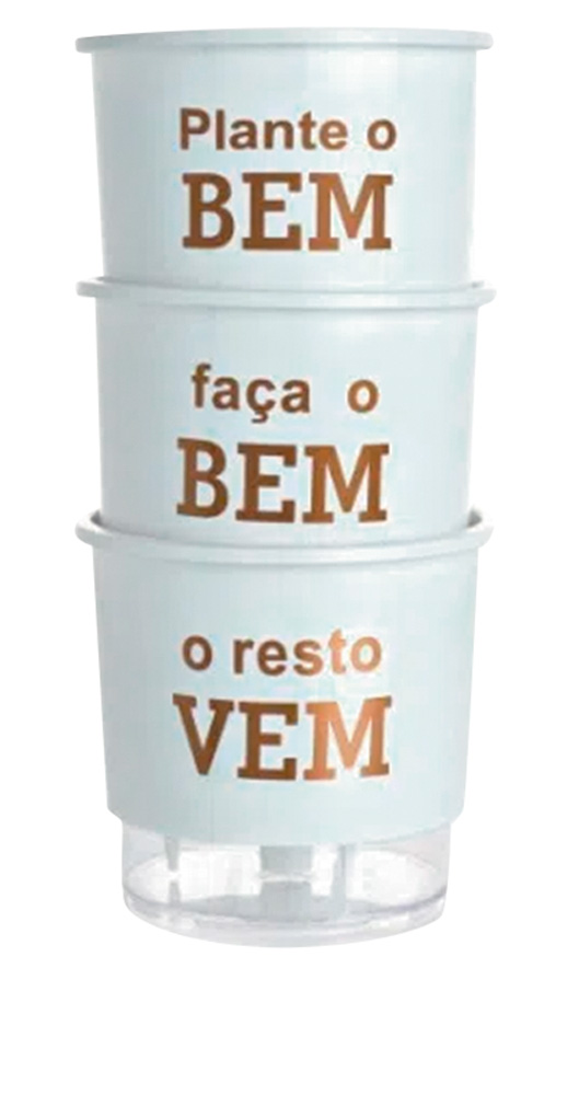 Três vasos um em cima do outro brancos. No primeiro, a frase 