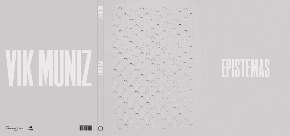 Montagem com a capa do livro de Vik Muniz. É toda cinza e na primeira parte tem o nome do artista escrito em caixa alta e branco. Na terceira parte, o escrito 