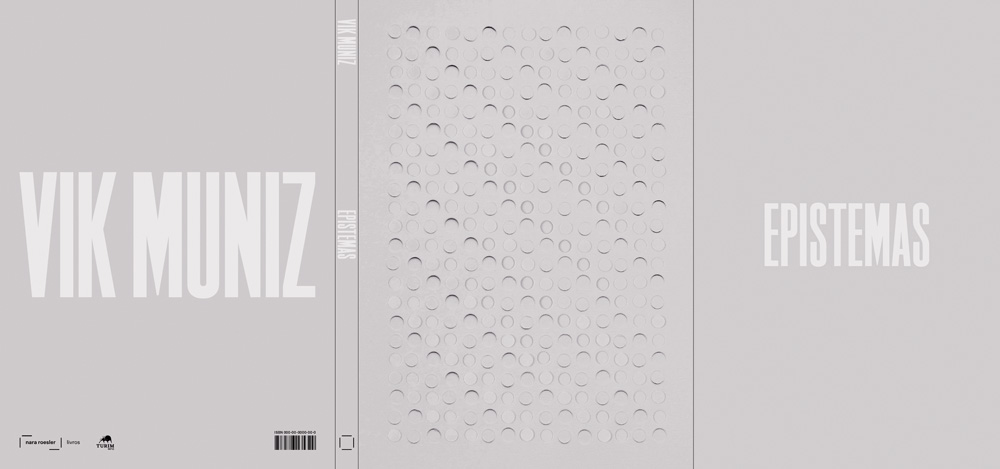 vik muniz_capa_patrocinador_211005_page-0002.jpg Montagem com a capa do livro de Vik Muniz. É toda cinza e na primeira parte tem o nome do artista escrito em caixa alta e branco. Na terceira parte, o escrito