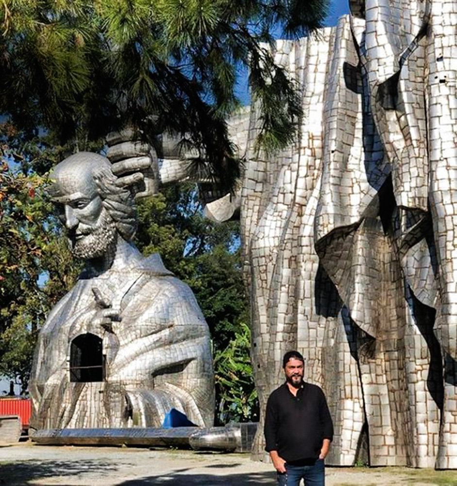 Foto mostra as peças da estátua de Apóstolo Paulo desmontadas. Elas são prateadas, feitas com material metálico.