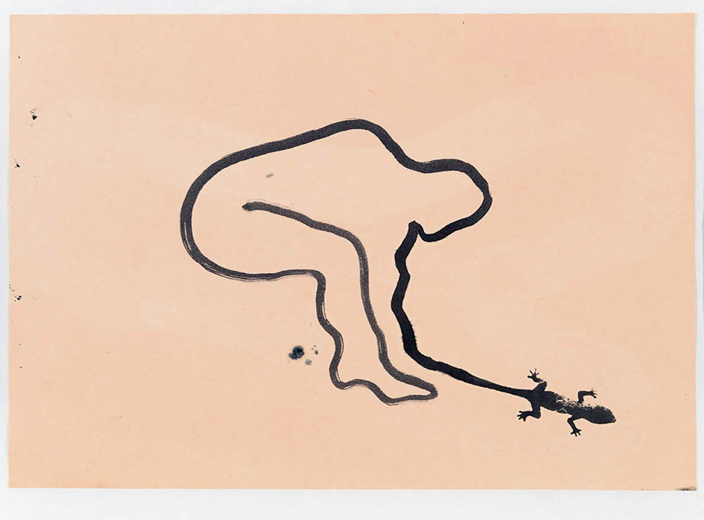 Um desenho de um homem e o que parece ser um lagarto ou lagartixa com traços pretos no pincel e fundo rosa salmão. A silhueta do homem parece abaixar-se para encostar no animal.