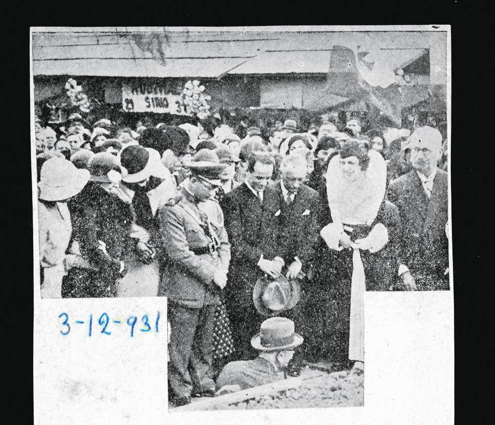 Foto em preto e branco mostra Adma e Basílio Jafet no lançamento da pedra fundamental do Hospital Sírio-Libanês, na década de 30. Uma multidão está ao redor deles e comemora a inauguração.