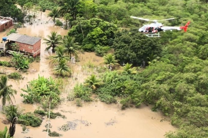Imagens mostram helicóptero Águia socorrendo vítimas de chuvas na Bahia