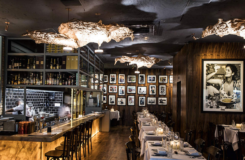 Ambiente de restaurante decorado com fotos na parede