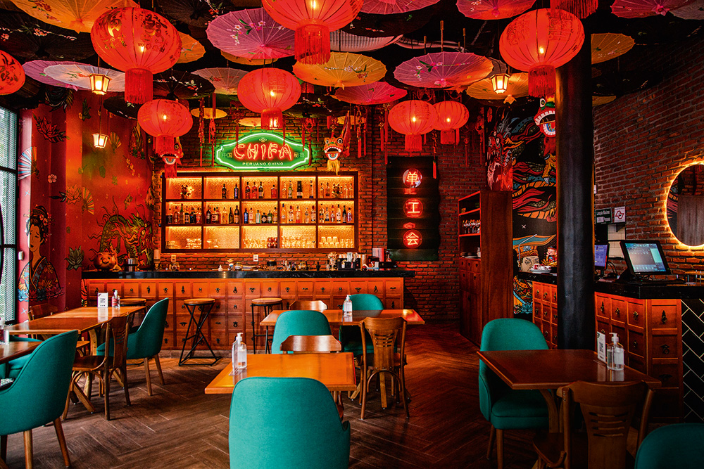 Foto de um ambiente decorado de forma colorida e com lanternas chinesas penduradas no teto