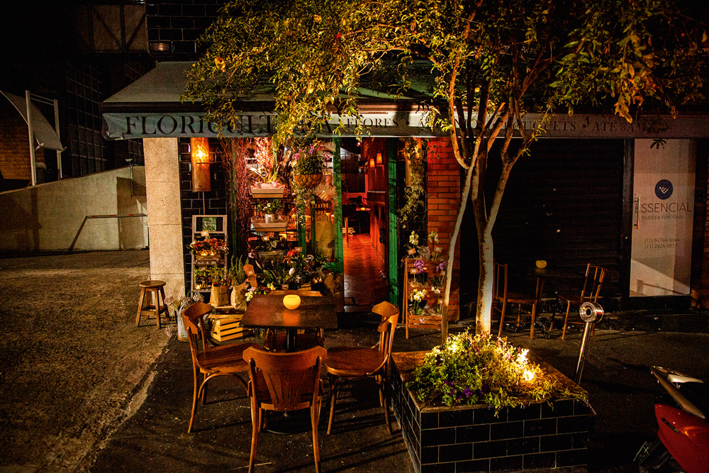 Fachada de uma floricultura que abriga um bar em seu interior