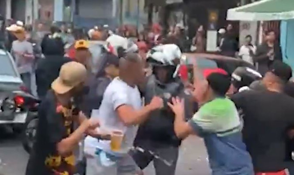 Briga entre PMs e frequentadores de baile funk na Brasilândia, Zona Norte de SP.