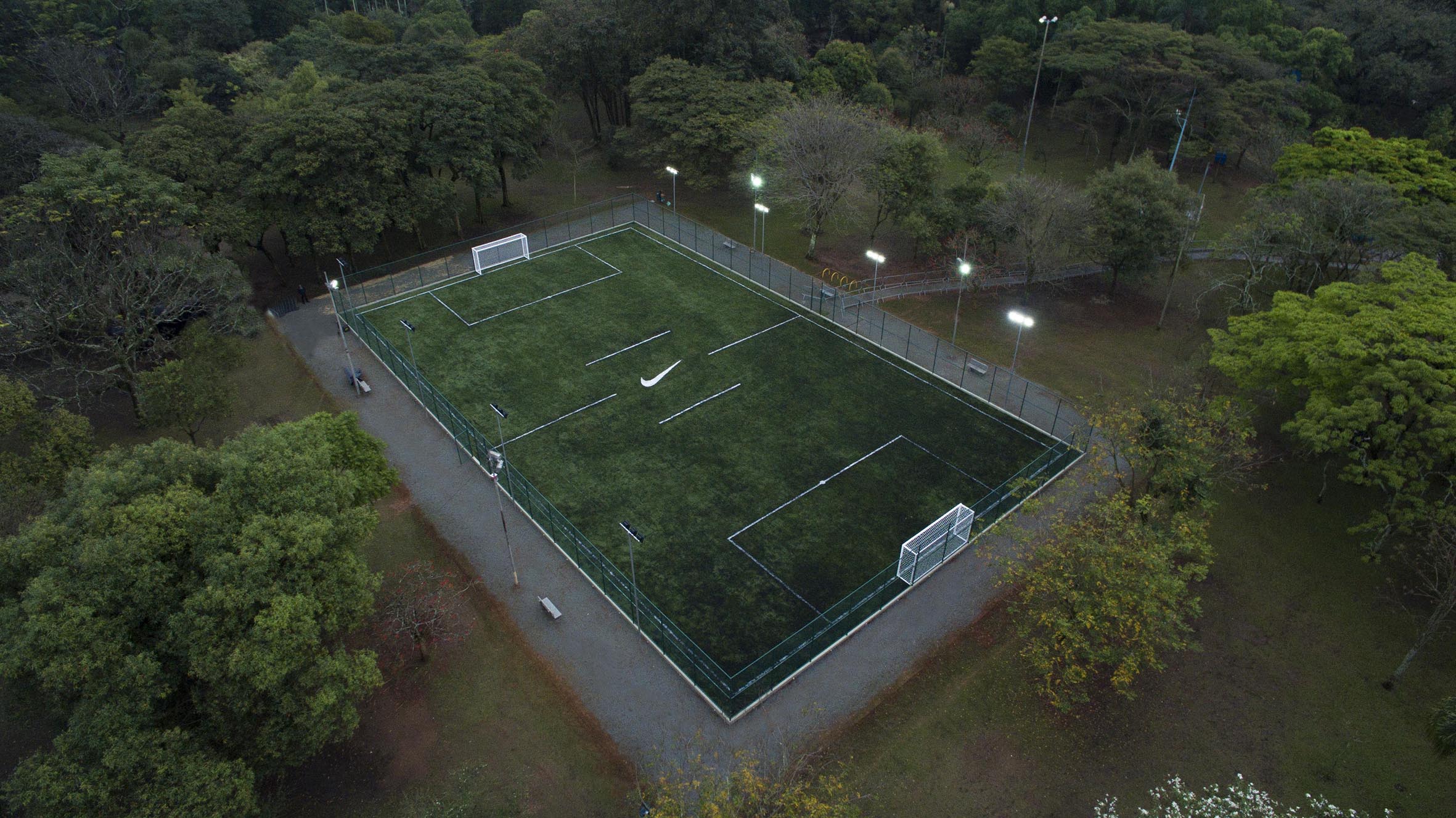 Visão aérea de campo de futebol reformado pela Nike no Parque Ibirapuera.