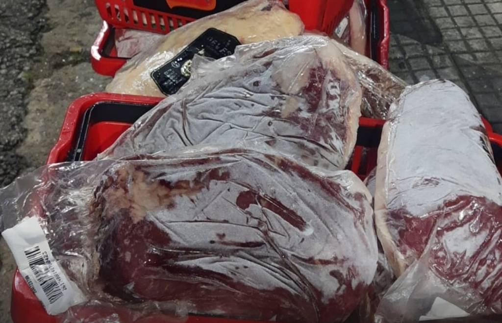 cesta com carnes roubadas