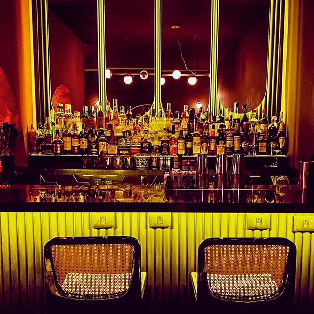 Balcão de bar com garrafas expostas