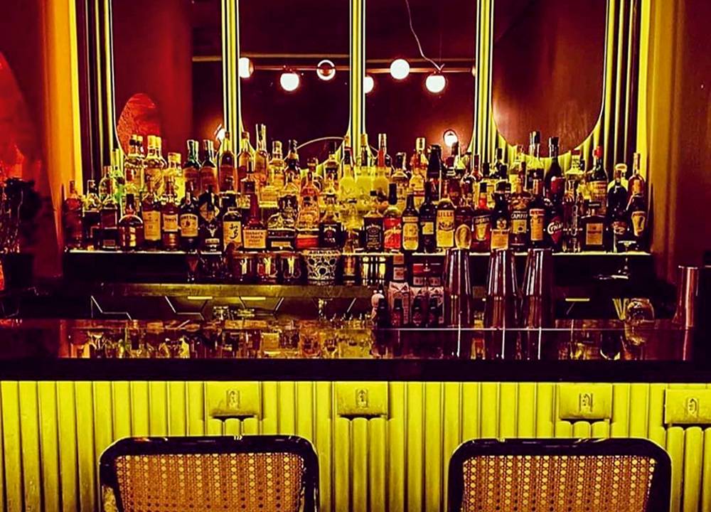 Balcão de bar com garrafas expostas