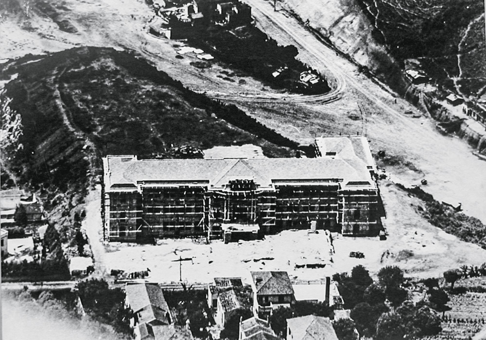 A foto em preto e branco mostra uma imagem vista de cima do Hospital Sírio-Libanês na época de sua construção, na década de 30.