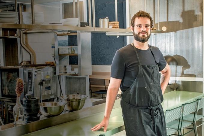 Cesar Costa posa em cozinha