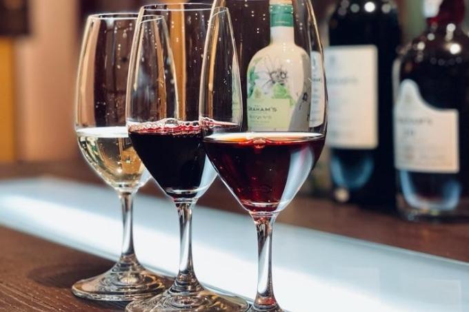 Três taças de vinho fotografadas a partir da perspectiva lateral