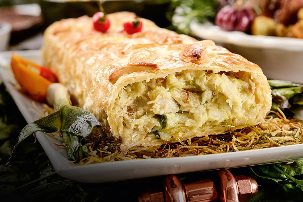 Petit Comitê Rotisserie Folhado recheado com bacalhau