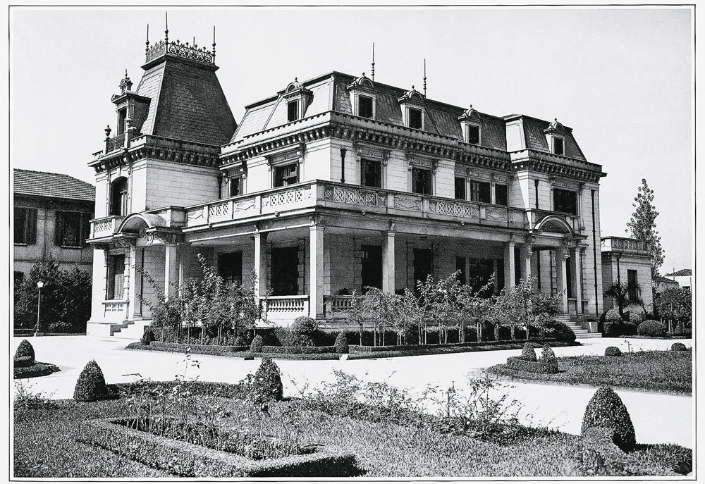 Foto em preto e branco da Casa das Rosas.