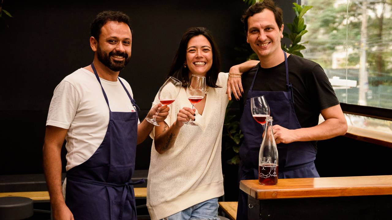 Dagoberto Torres, Gabriela Monteleone e Luciano Nardelli posam segurando taças de vinho