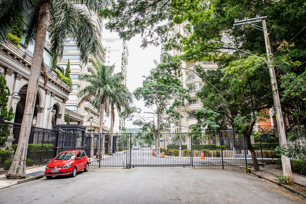 rua frederic chopin Imagem mostra rua privada de condomínio com prédios ao fundo.