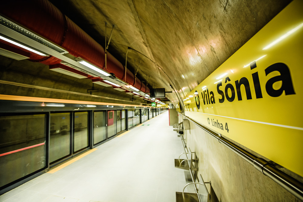 Imagem mostra terminal de metrô iluminado e vazio. No canto direito da imagem, uma placa escrita "Vila Sônia".