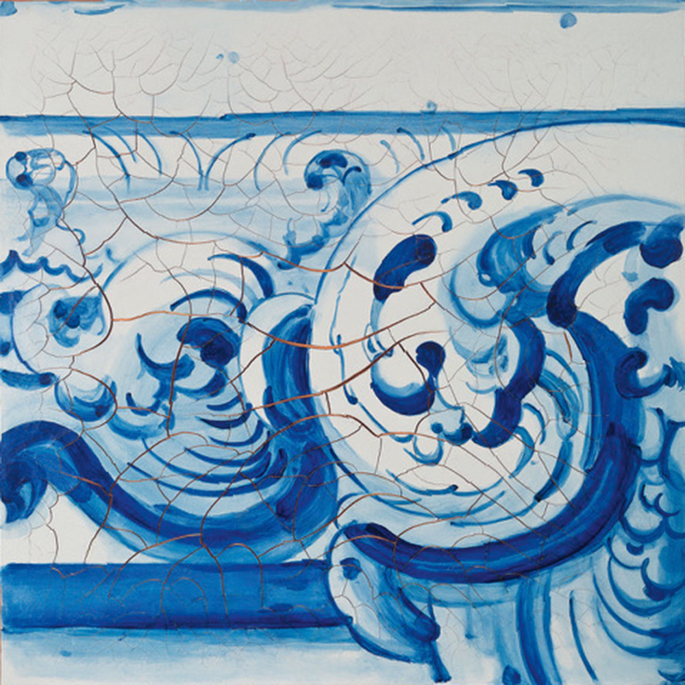 A obra de Adriana Varejão mostra arabescos suaves e linhas circulares em tons de azul. O fundo é branco.