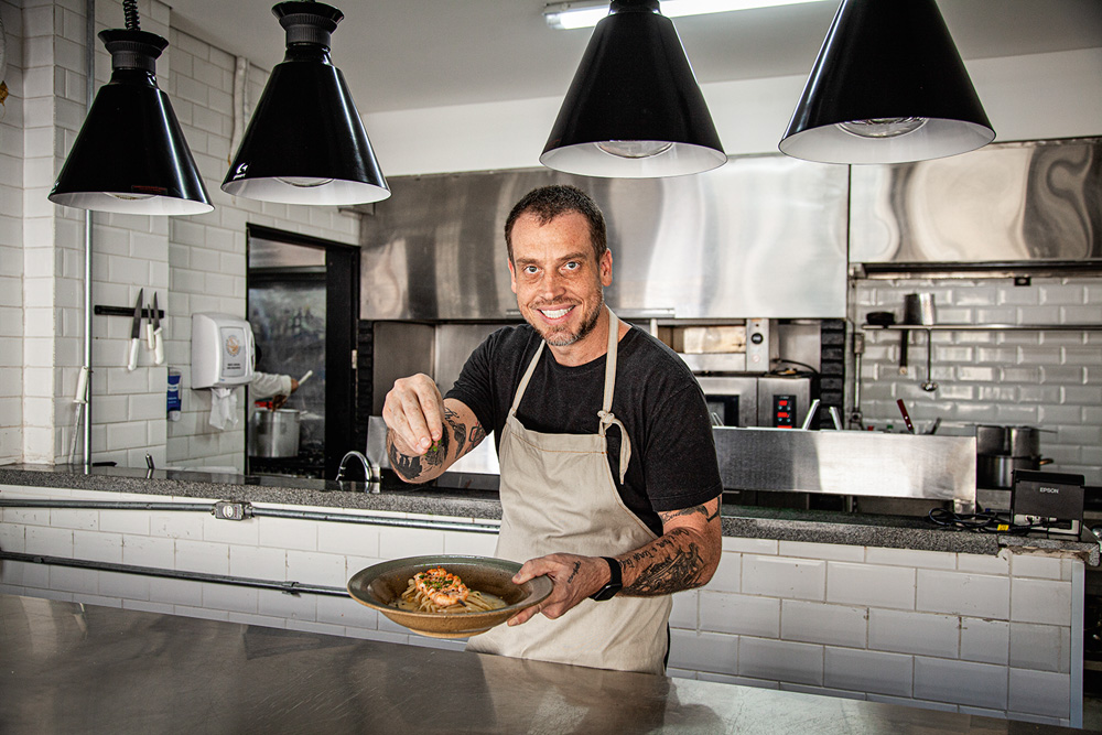O chef Rodrigo Einsfeld na cozinha aberta