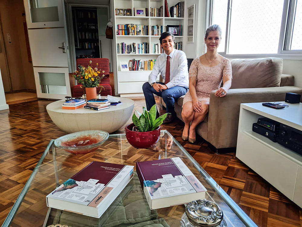 Patricia Vanzolini e Leonardo Sica, vice de sua chapa, aparecem sentados num sofá no apartamento de Patricia. Sobre a mesa de centro, está um livro de biologia do avô da presidente da OAB. O cômodo é repleto de livros e algumas plantas.