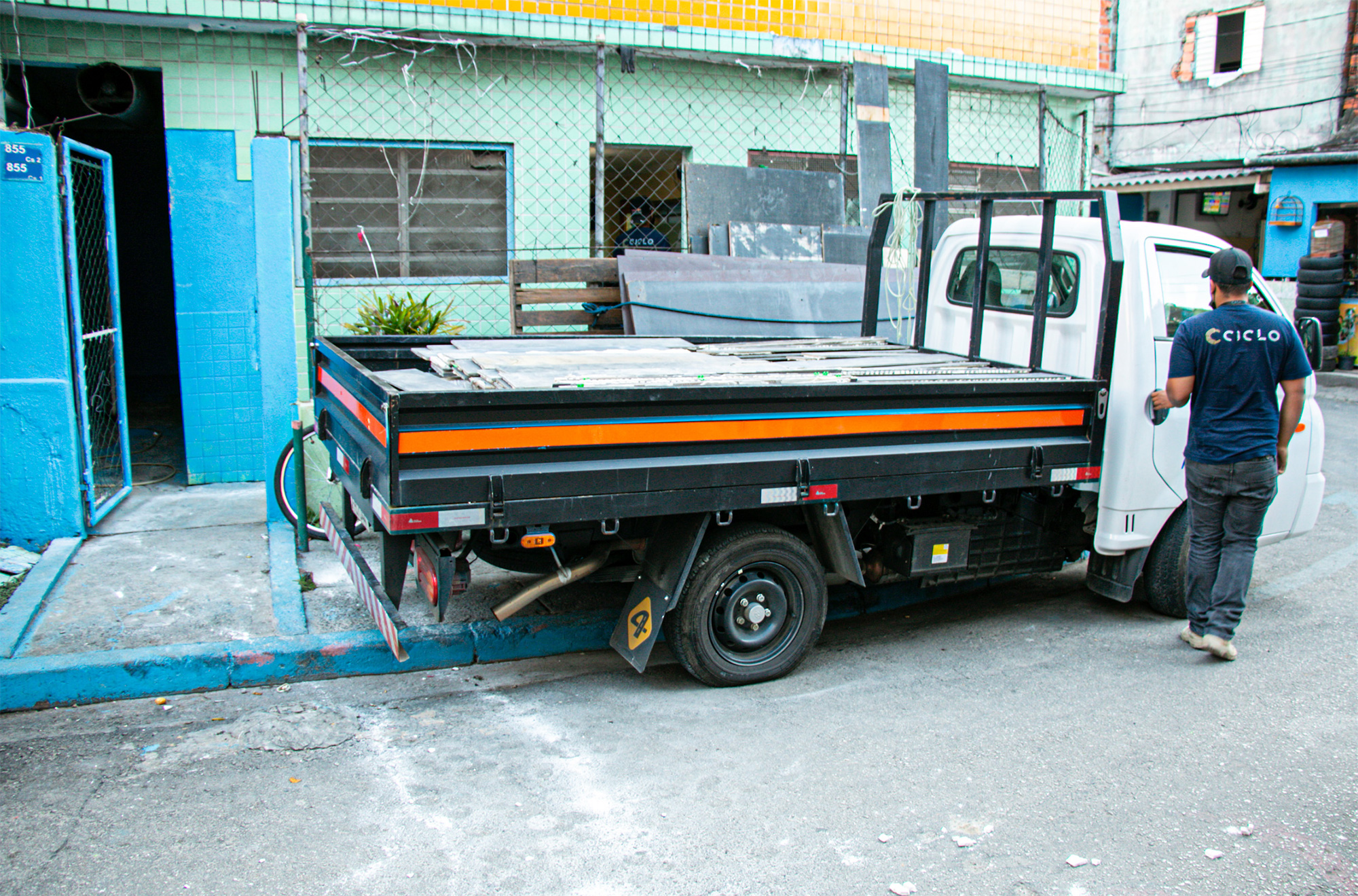 Materiais de construção doados por CASACOR são disponibilizados em bazar no Jardim Colombo.
