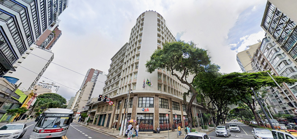 Imagem panorâmica mostra o prédio da OAB no centro de São Paulo.