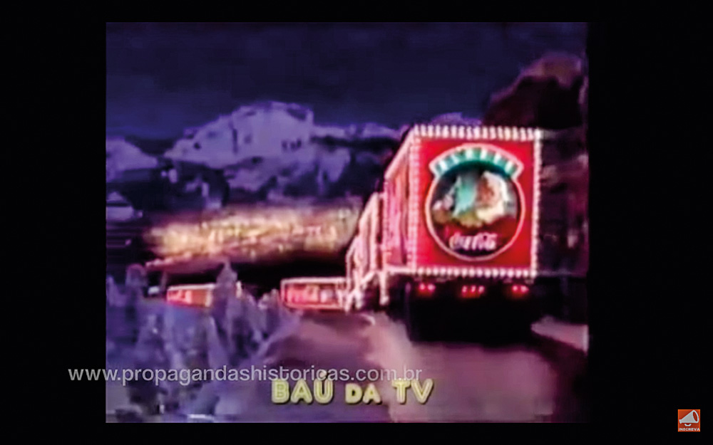 Um trenó voador da Coca-Cola paira sobre casas e montanhas, em um comercial natalino antigo da marca.