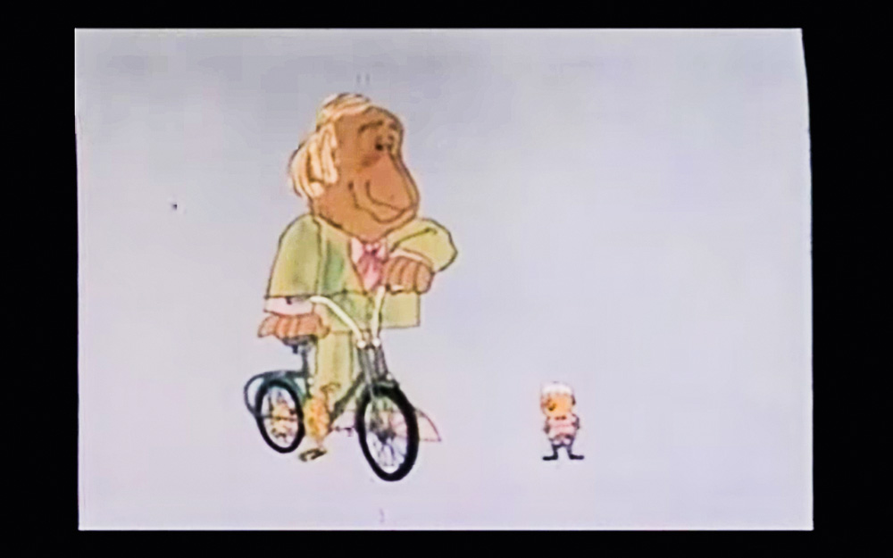 Desenho de um homem em uma bicicleta ao lado de um homenzinho menor. A animação é de um comercial antigo.