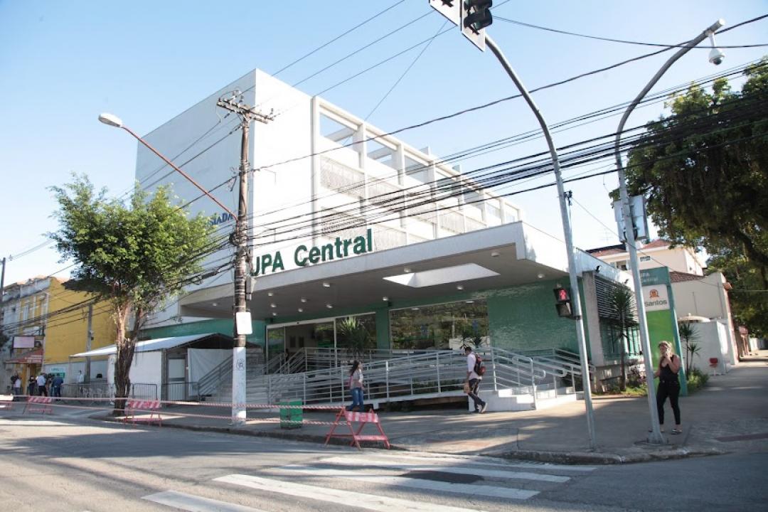 Foto mostra fachada da pronto socorro de Santos, cidade do litoral paulista