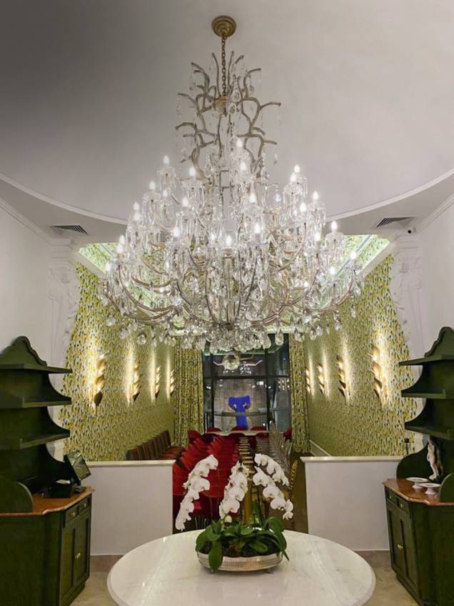 O salão: decorado com gigante lustre de cristal