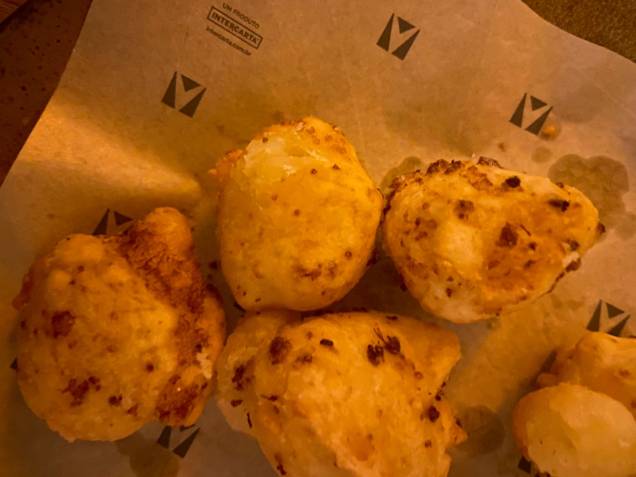 Pão de queijo: quitute é frito ao invés de assado