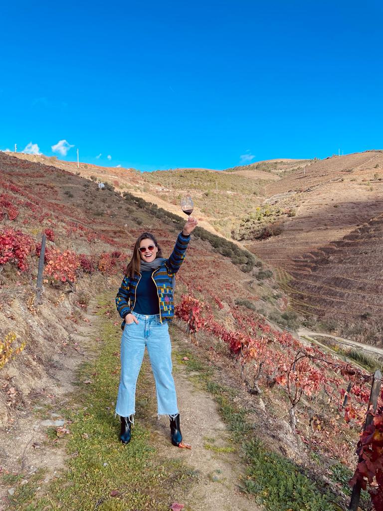 Elisa Veeck posa na região do Douro, em Portugal