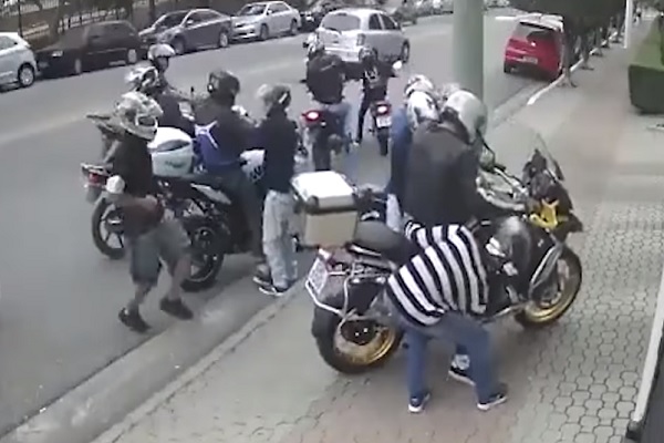 Imagem de câmera de segurança mostra dezenas de motoqueiros em volta de duas motos, que são, na sequência, subtraídas