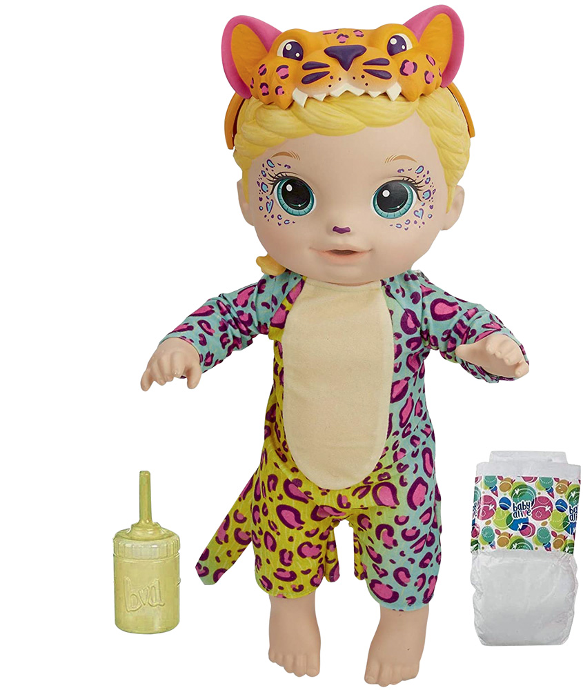 Uma boneca bebê está vestindo por todo o corpo uma roupa de oncinha colorida