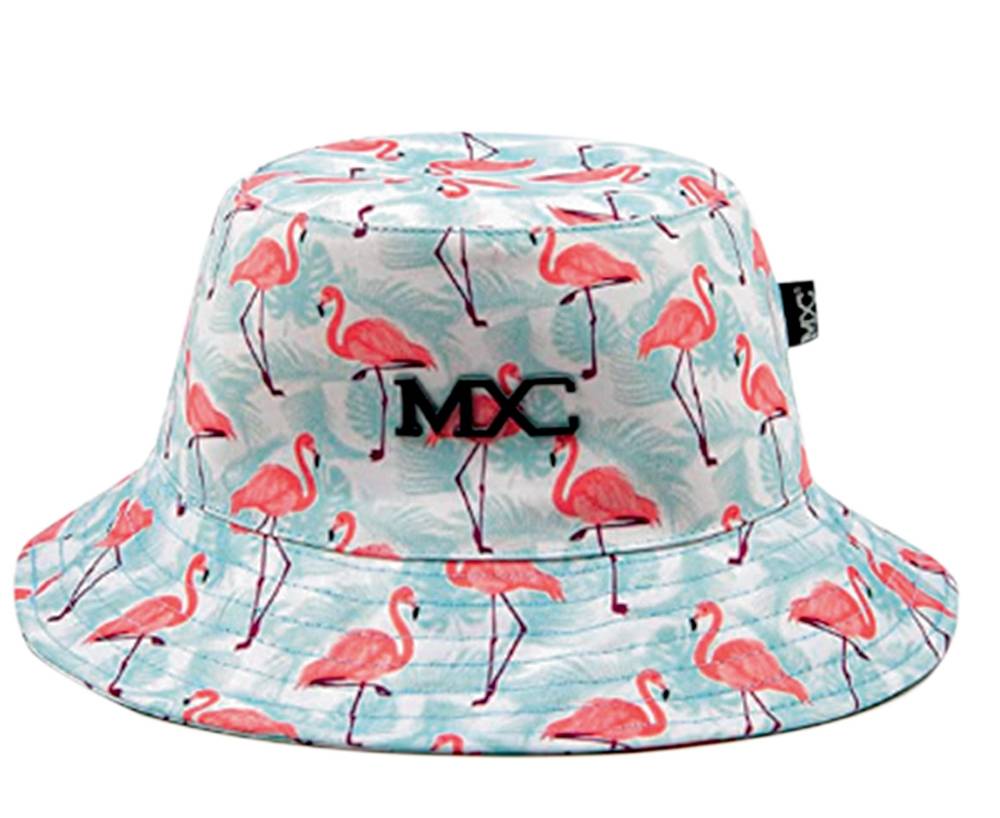 Chapéu bucket verde com vários flamingos na estampa