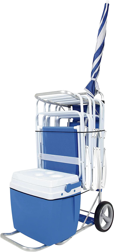 Um carrinho segura várias cadeiras de praia, um guarda-sol e uma caixa térmica