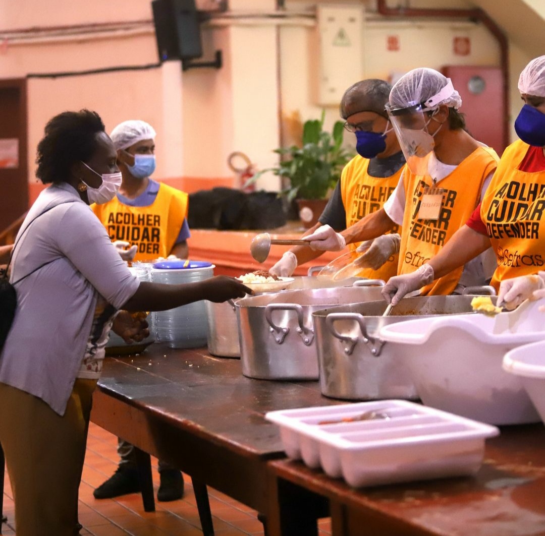 Voluntários do SEFRAS distribuem refeições às pessoas em situação de vulnerabilidade.