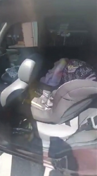 Imagem mostra o banco de trás de um carro com uma cadeirinha de criança vazia.
