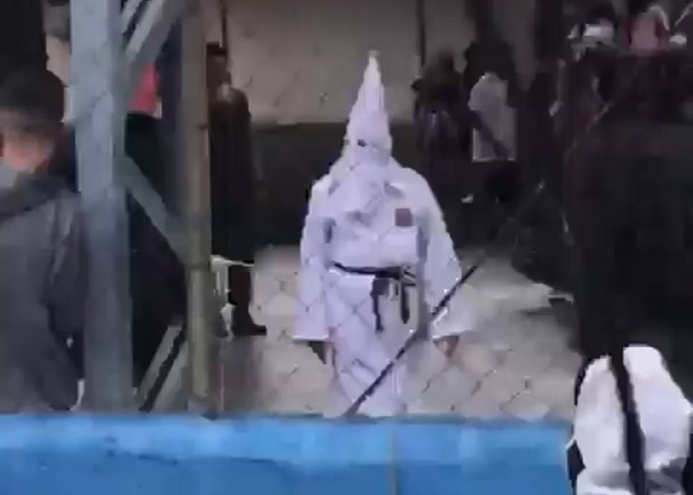 Filmagens mostram professor trajando uma fantasia branca, com um capuz que cobre a cabeça e deixa espaço para os olhos. Roupa é similar aos trajes usados pelo grupo racista Ku Klux Klan.