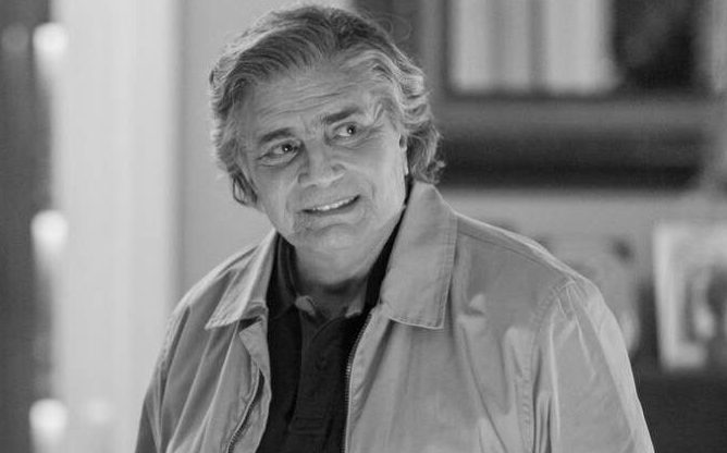Retrato do ator Tarcísio Meira, de cabelos nos ombros e jaqueta