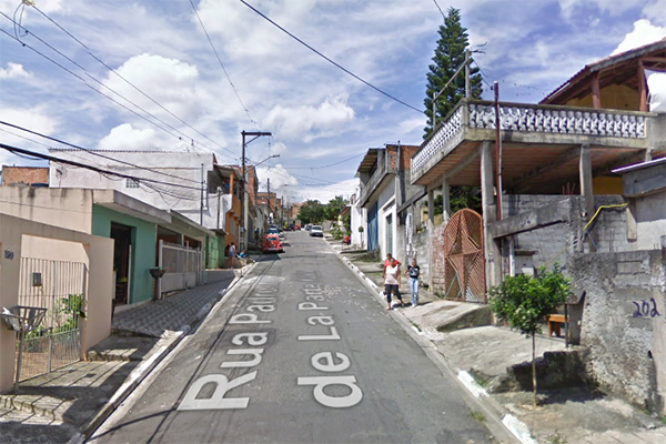 Imagem mostra imagem da rua onde ocorreu o incêndio no Google Maps. Via é estreita, com diversas casas lado a lado