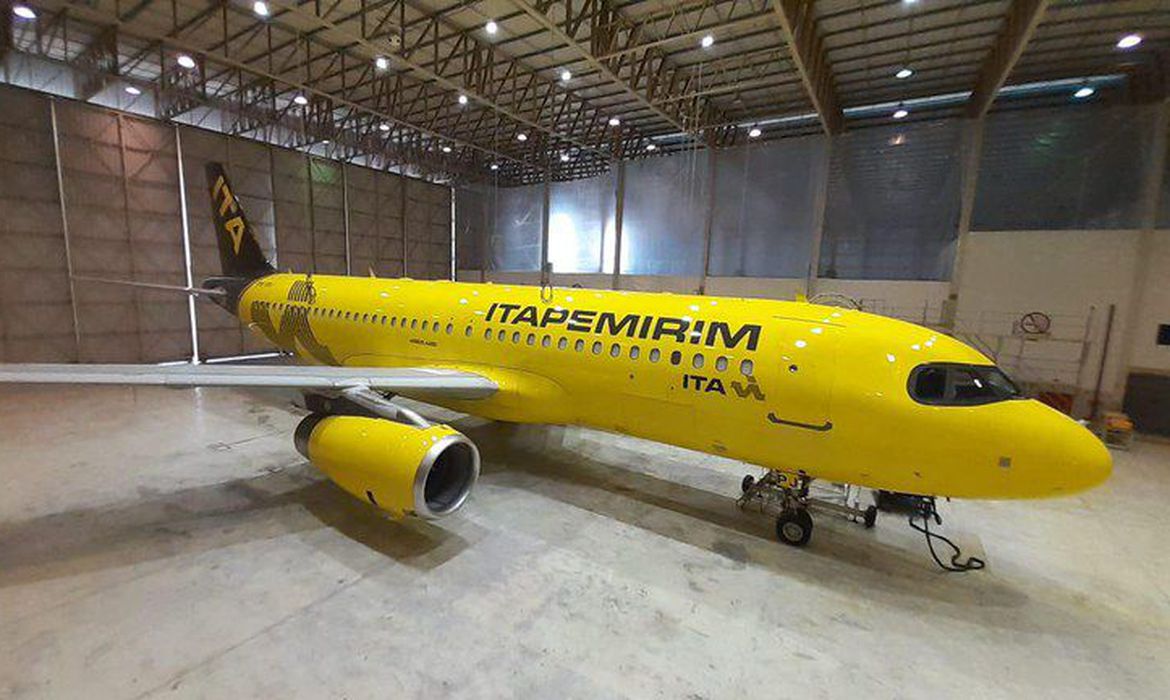 Imagem mostra avião em hangar, com "Itapemirim" escrito