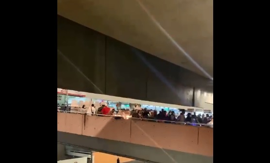 Imagem mostra trecho de filmagem que exige passarela cheia de pessoas correndo, da saída do Shopping para as catracas do metrô