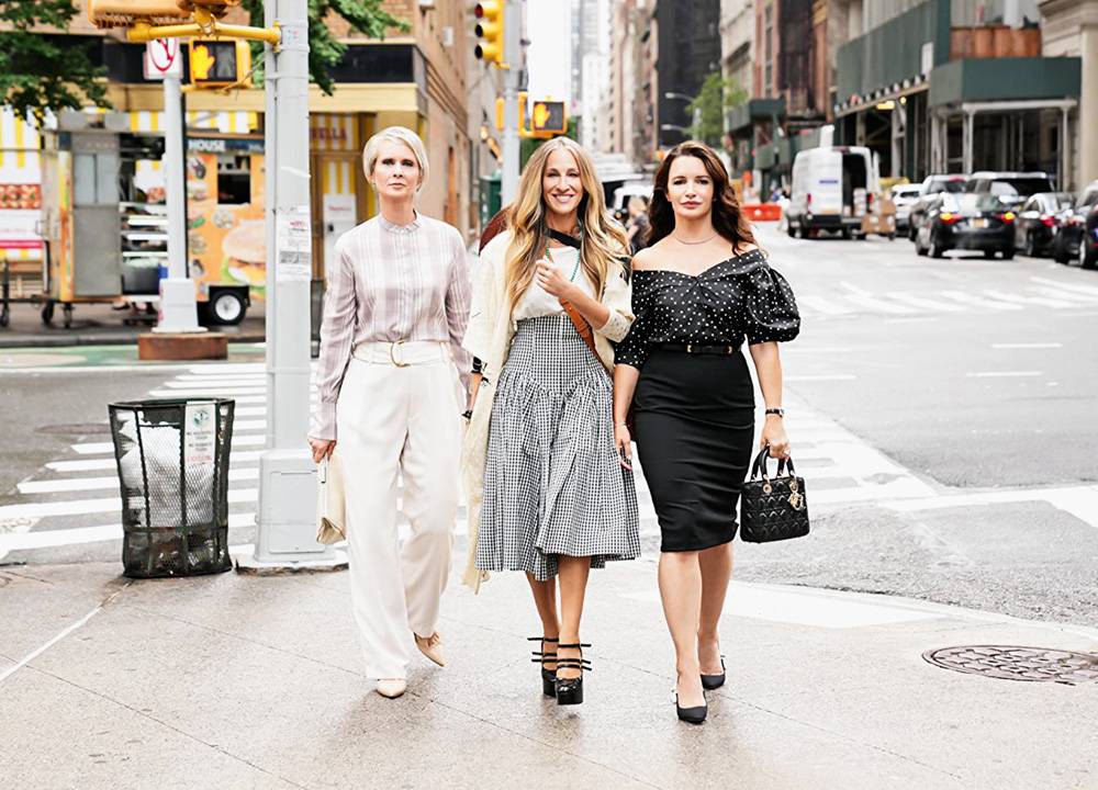 Imagem mostra três mulheres andando em uma calçada em Nova Iorque.